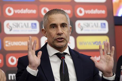 HLV Sylvinho là ai? Tiểu sử huấn luyện viên Sylvinho