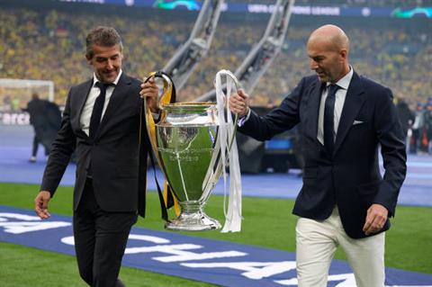 Zidane cài nhầm cúc áo ở trận Chung kết Champions League