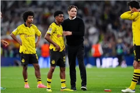 Ian Maatsen bị chỉ trích, HLV Dortmund nói gì?