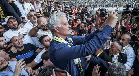 Jose Mourinho gây sốt trong ngày ra mắt Fenerbahce