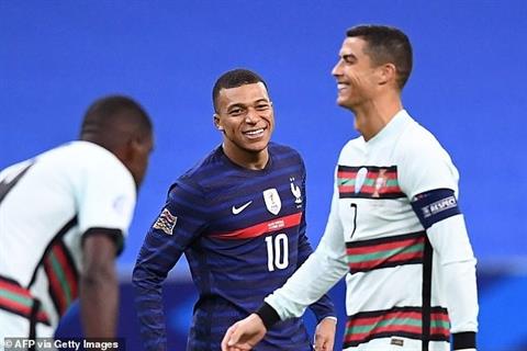 Đích thân Ronaldo chúc mừng Mbappe gia nhập Real Madrid