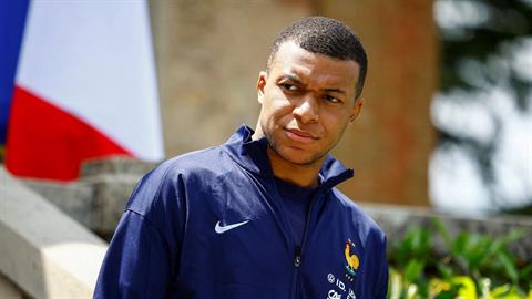 Kylian Mbappe tiết lộ chuyện bị PSG dọa cấm thi đấu mùa này