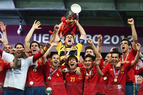 Tây Ban Nha tại EURO 2012: Thủ hay, Fabregas đá số 9 và một chức vô địch xứng đáng nhưng khá 'nhạt'