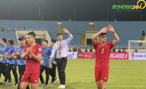 CĐV Việt Nam tri ân HLV Kim Sang Sik sau trận thắng Philippines