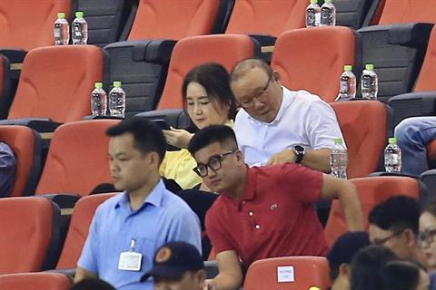 HLV Park Hang Seo cùng vợ dự khán trận ra mắt của ông Kim Sang Sik