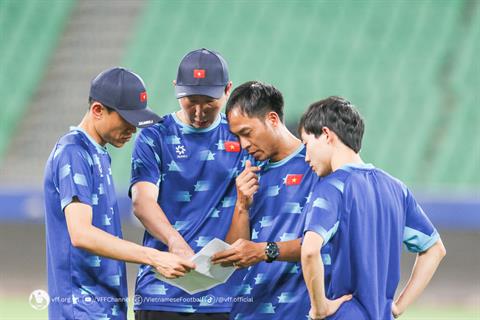 HLV Kim Sang Sik công bố danh sách đấu ĐT Nga, Thái Lan: Quế Ngọc Hải trở lại