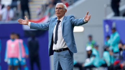 Thầy cũ Ronaldo tuyên bố từ chức sau trận thua 0-5 trước Nhật Bản