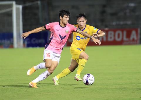 Derby xứ Nghệ bất phân thắng bại, cuộc đua trụ hạng căng thẳng tới vòng đấu cuối