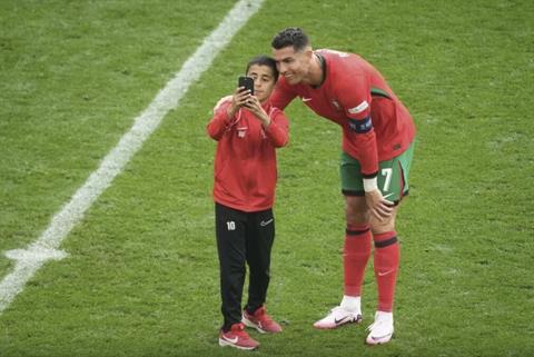 Ronaldo liên tục bị quấy rối trong trận đấu của ĐT Bồ Đào Nha gặp Thổ Nhĩ Kỳ