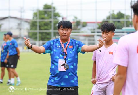 HLV Trần Minh Chiến nhắc nhở U16 Việt Nam trước trận gặp Campuchia