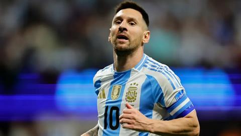 Messi tặng quà sang chảnh cho cả đội Argentina 