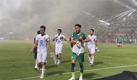 Tuấn Anh, Hồng Duy ném áo lên khán đài sau chức vô địch V.League 2023/24