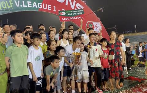 Văn Toàn chơi lớn, mời đại gia đình đến Thiên Trường mừng chức vô địch V.League