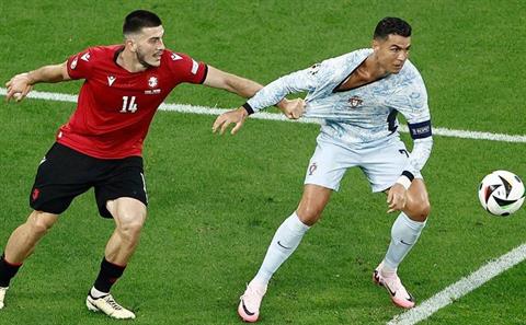 Ronaldo bị kéo áo rõ ràng, Bồ Đào Nha mất oan penalty trước Georgia?