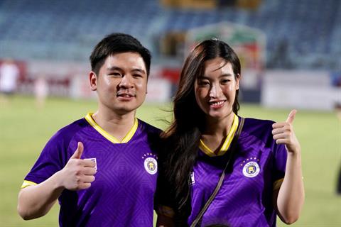 Chủ tịch CLB Hà Nội cùng vợ hoa hậu xuống sân ăn mừng hạng Ba V.League 2023/24