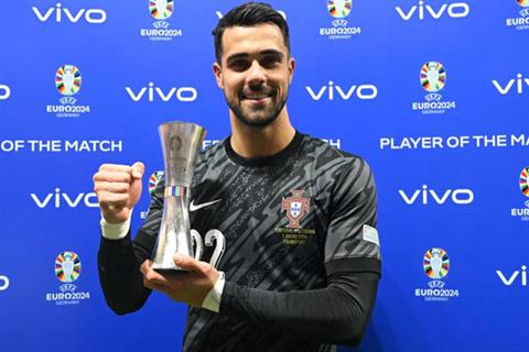 Man City nhắm thủ môn mục tiêu của Man United