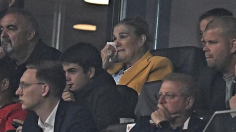 Mẹ Ronaldo nức nở trên khán đài khi chứng khiến con trai đá hỏng penalty