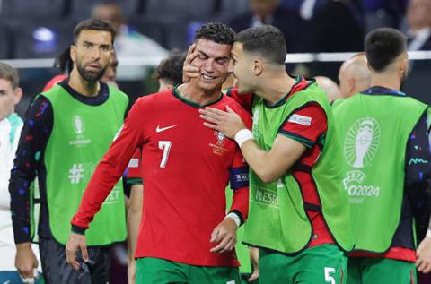 Người cũ Arsenal: Tôi là một fan của Ronaldo nhưng cậu ấy già quá rồi