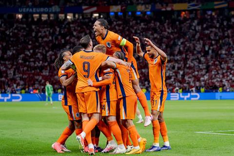 Hà Lan 2-1 Thổ Nhĩ Kỳ: Cuộc chiến trên không và điểm nhấn thú vị từ bộ đôi Depay-Weghorst