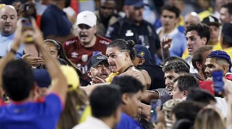 Màn combat chấn động của Darwin Nunez với CĐV Colombia
