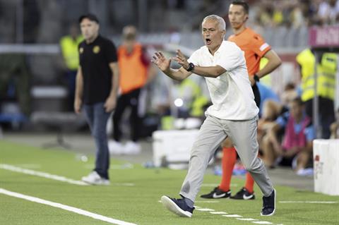 Jose Mourinho thắng trận đầu tiên dẫn dắt Fenerbahce