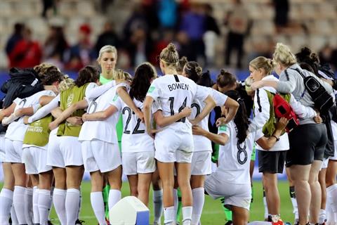 Hành động gây sốc của ĐT nữ Canada với New Zealand tại Olympic