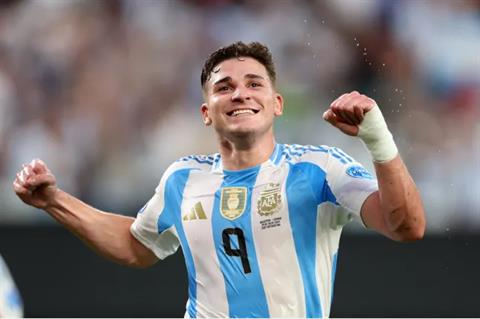 Man City không giảm giá bán Julian Alvarez