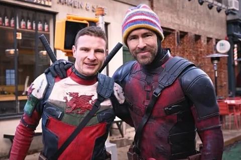 Tiền đạo Wrexham hoá Deadpool nhờ sếp Ryan Reynolds