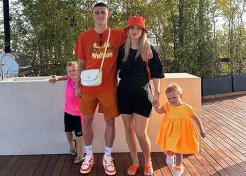 Gia đình Phil Foden tiếp tục bị cảnh sát sờ gáy vì thiếu ý thức