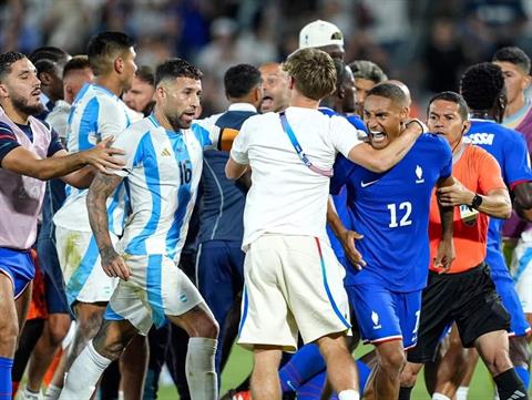 Nicolas Otamendi bực tức với trò lố của người Pháp