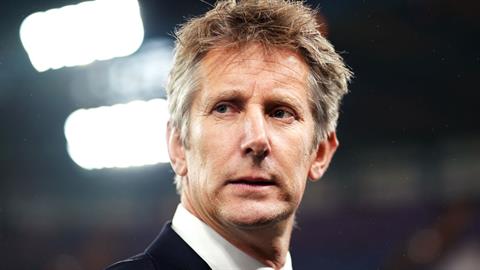 Edwin van der Sar có câu trả lời cho MU