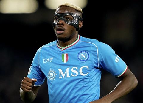 Victor Osimhen tố bị Napoli "đối xử tệ như chó"