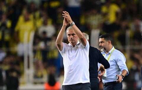 Jose Mourinho tiếp tục gây tranh cãi tại Fenerbahce