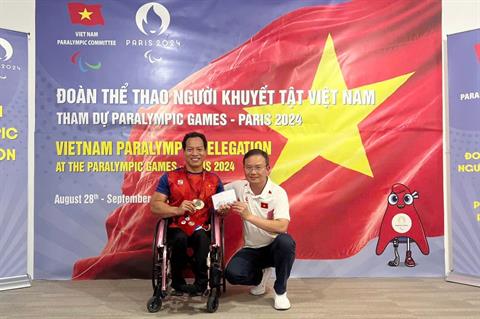 VĐV Lê Văn Công nhận thưởng nóng sau tấm HCĐ Paralympic