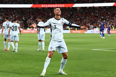 Phá lưới Croatia, Cristiano Ronaldo cán mốc 900 bàn