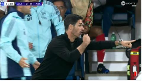 Mikel Arteta chế giễu trọng tài trong trận hòa Atalanta