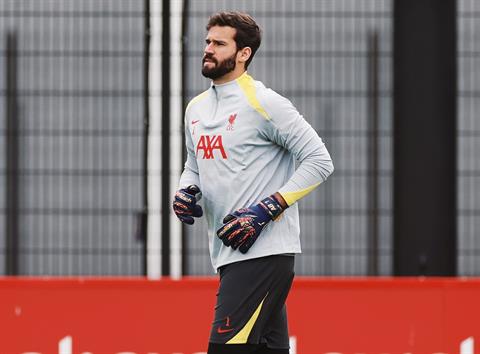 Alisson bất ngờ rời tour du đấu châu Á của Liverpool