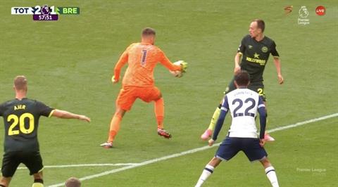 Thủ môn Tottenham chơi bóng lộ liễu ngoài vòng cấm nhưng không bị phạt