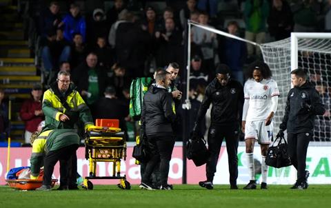 Tahith Chong ngã gục trong trận đấu giữa Luton và Plymouth 