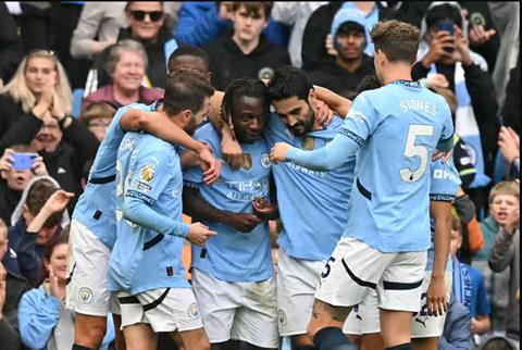 Man City biến Etihad thành pháo đài