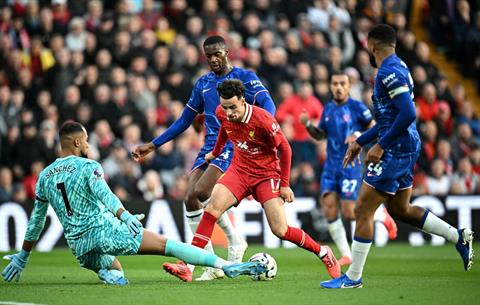 Curtis Jones phủ nhận ăn vạ kiếm penalty cho Liverpool