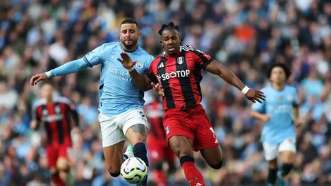 Kyle Walker nhận thua trong khoản bứt tốc trước Adama Traore