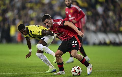 Hai đội bóng Premier League tranh giành tiền vệ Man United