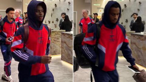 Saka và Timber chụp ảnh cùng đội hình Arsenal trước trận gặp Liverpool