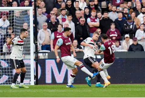 Tại sao VAR trao cho West Ham quả phạt đền gây tranh cãi trước MU?