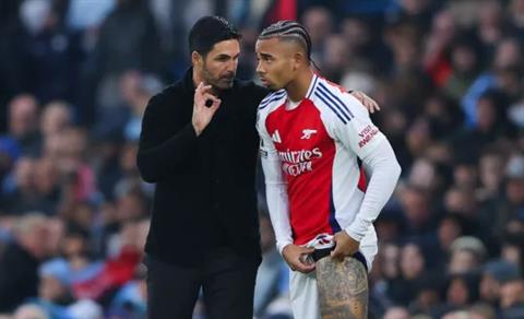 HLV Arteta động viên Gabriel Jesus sau pha lập công đầu tiên ở mùa giải này