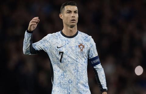 Cristiano Ronaldo tự nhận là GOAT, đồng đội của Messi phản pháo