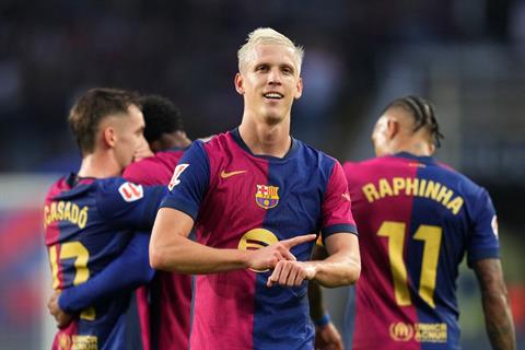 Dani Olmo và Pau Victor được phép ra sân thi đấu cho Barcelona