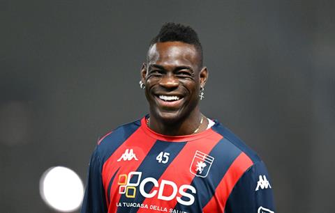 Tái xuất Serie A, Mario Balotelli chỉ mất 5 phút để nhận thẻ vàng