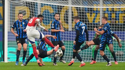 Arsenal giúp 2 đại diện Italia đạt mốc khó tin